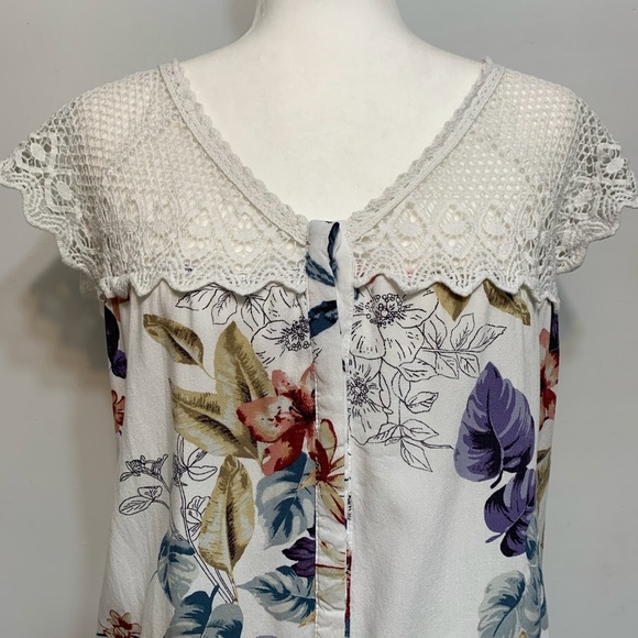 gimmicks by BKE Tops - Gimmicks floral, button front, lace top blouse.